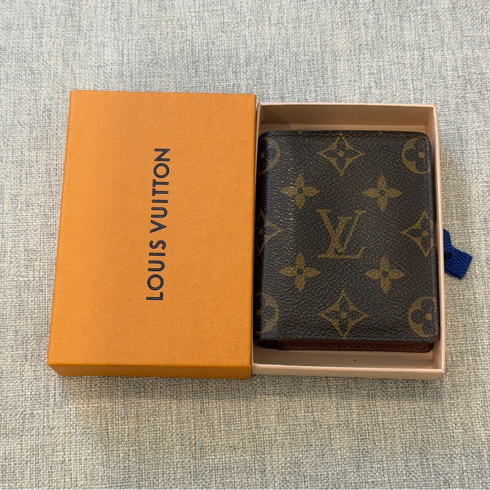 Compact wallet monogram